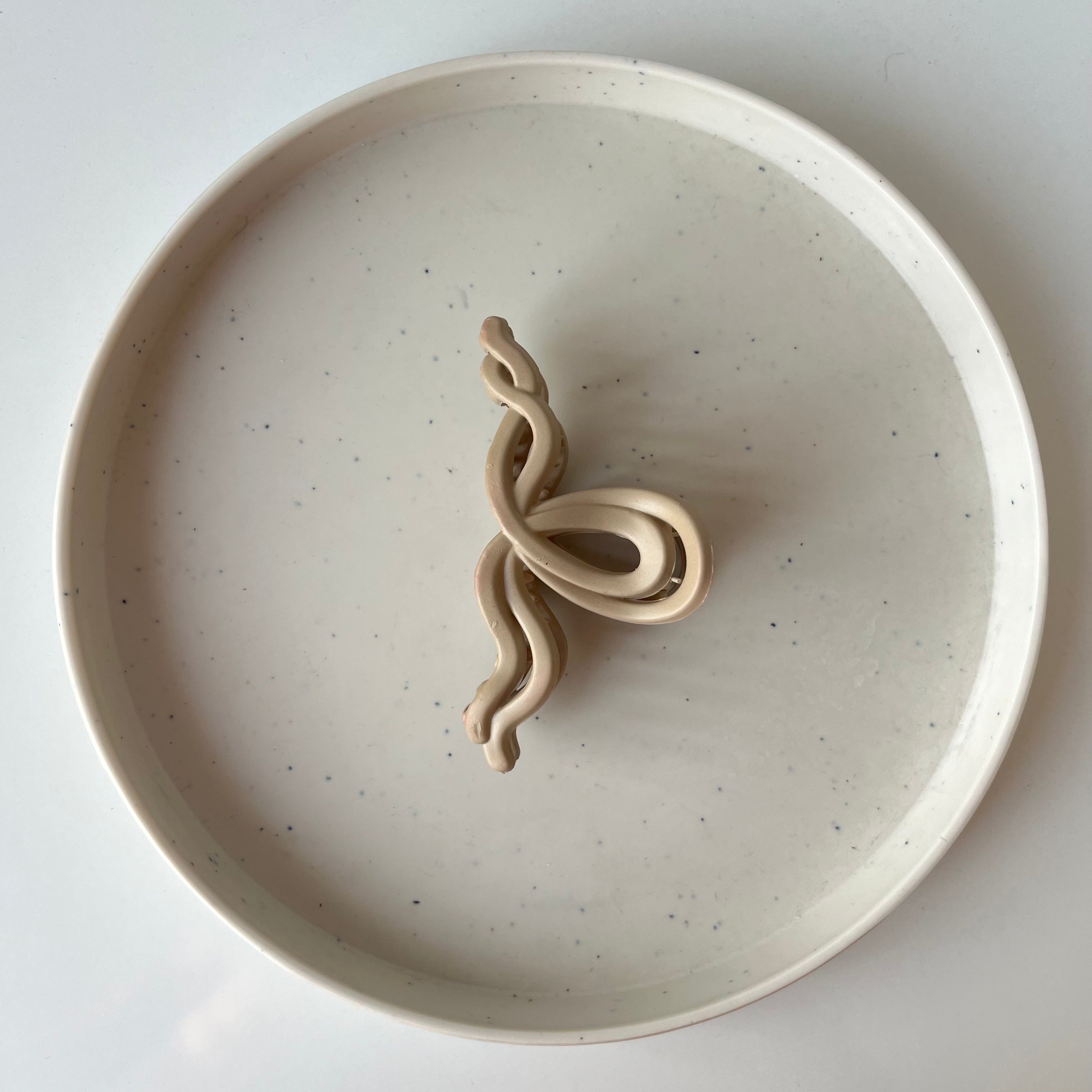 Matte Wave Bow – Medium Hair Claw